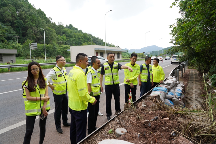 20240723ag亚州游戏集团官网公司党委委员、副总经理董胜勇一行到渝蓉高速开展汛期安全工作检查暨“夏送清凉”慰问活动12_副本.jpg