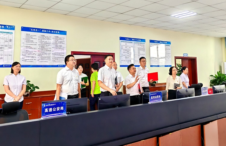 7.30ag亚州游戏集团官网公司党委委员、副总经理孙淳一行赴南方公司开展安全检查暨“夏送清凉”慰问活动 (3).jpg